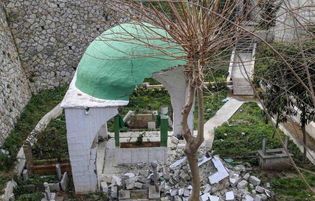 Hatay'da 233 yıllık türbenin yarısı deprem yıkıldı 1