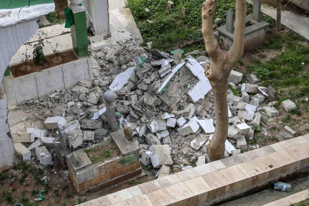 Hatay'da 233 yıllık türbenin yarısı deprem yıkıldı 2