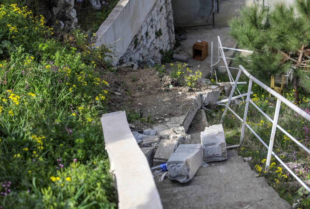 Hatay'da 233 yıllık türbenin yarısı deprem yıkıldı 3