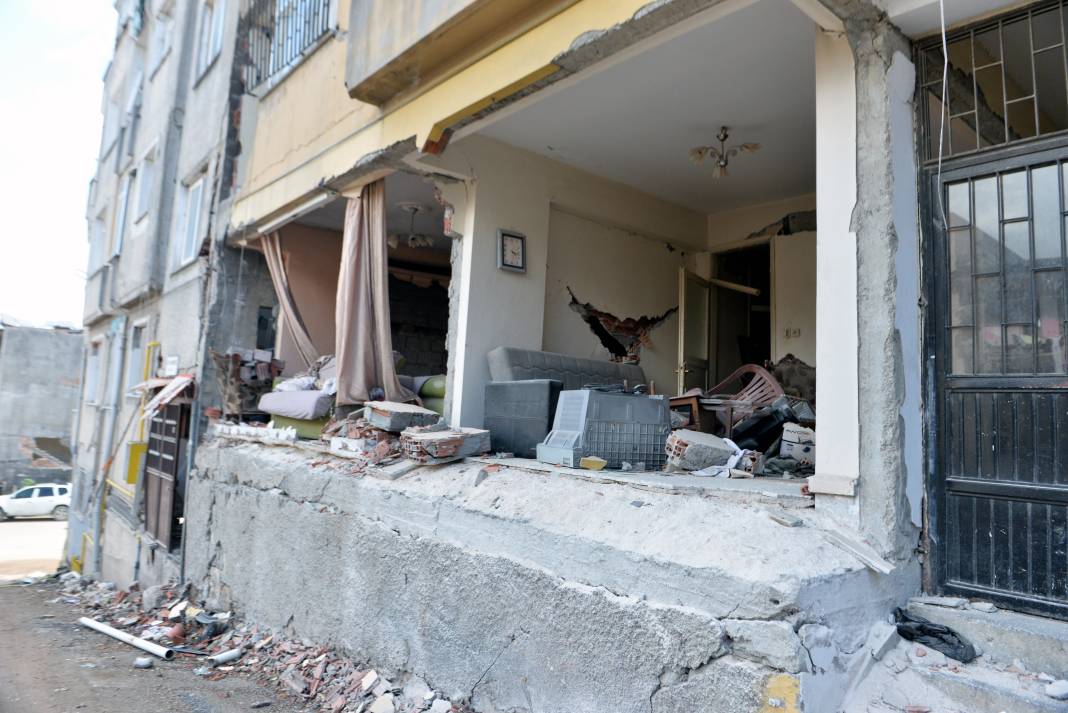 Hatay'da ağır hasarlı binalardan eşya kurtarma çabası 8