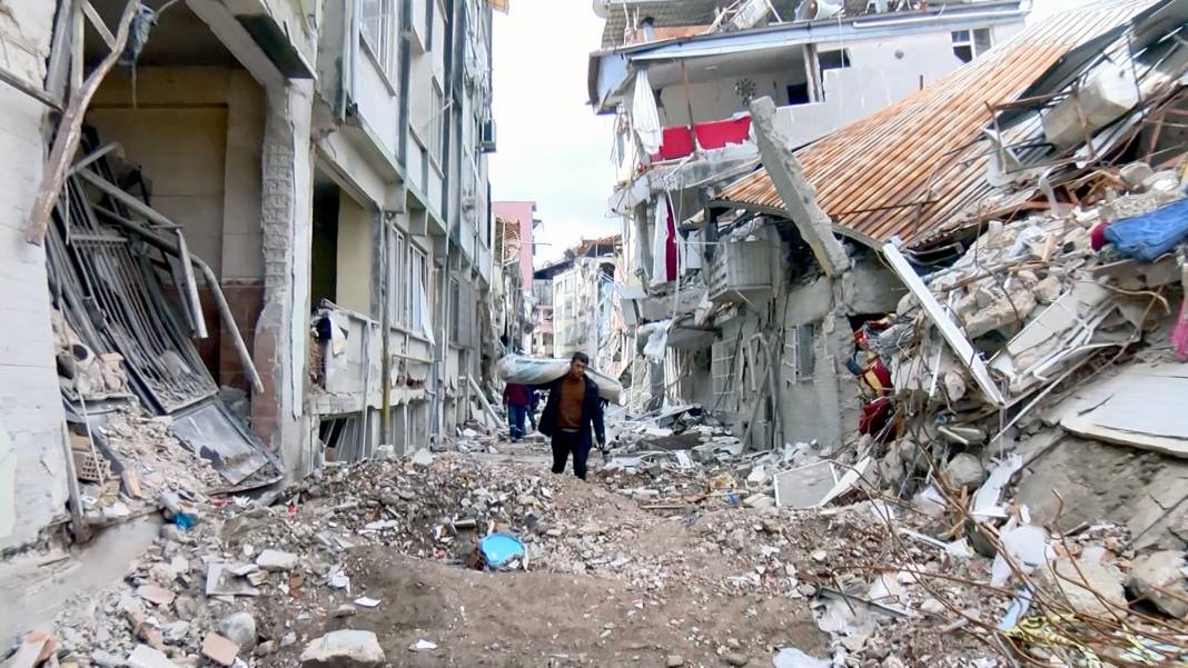 Hatay'da ağır hasarlı binalardan eşya kurtarma çabası 4