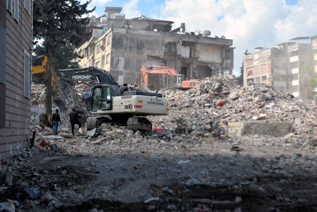 Hatay'da ağır hasarlı binalardan eşya kurtarma çabası 10
