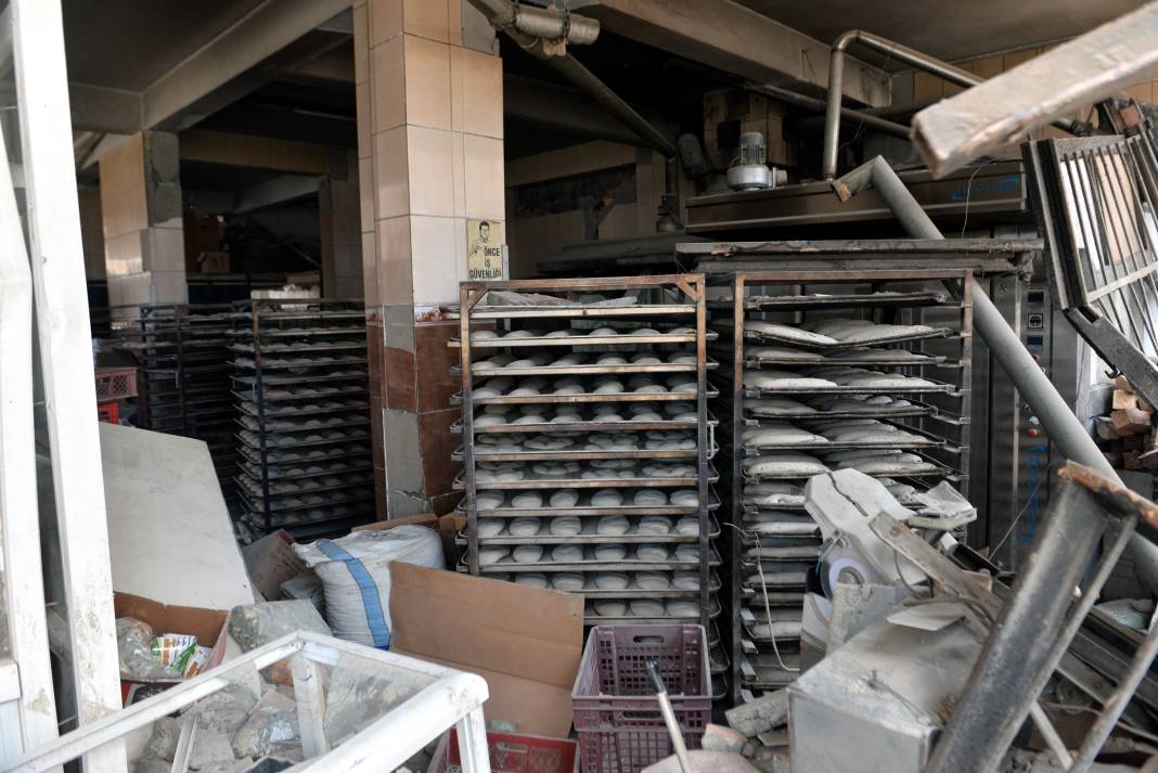 Hatay'da ağır hasarlı binalardan eşya kurtarma çabası 5