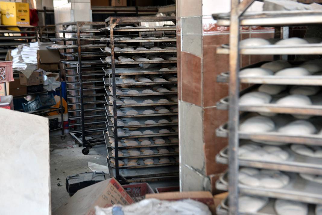 Hatay'da ağır hasarlı binalardan eşya kurtarma çabası 6