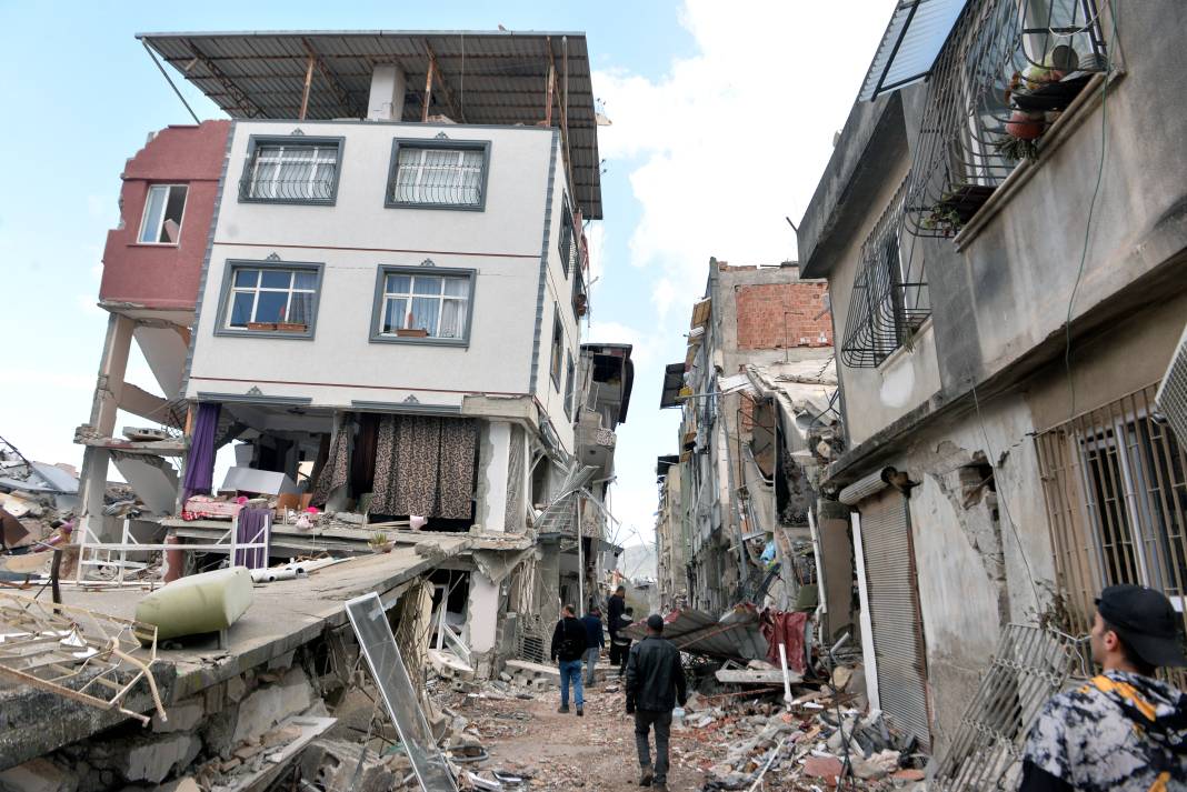 Hatay'da ağır hasarlı binalardan eşya kurtarma çabası 3