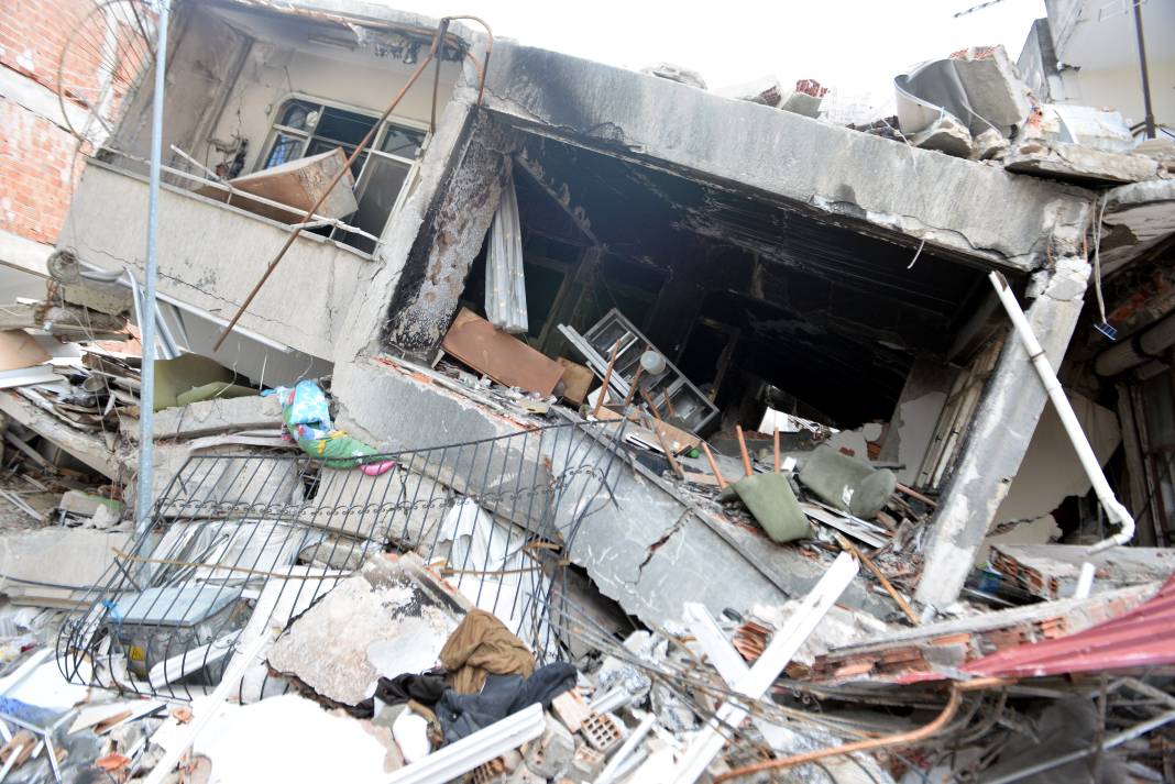 Hatay'da ağır hasarlı binalardan eşya kurtarma çabası 9