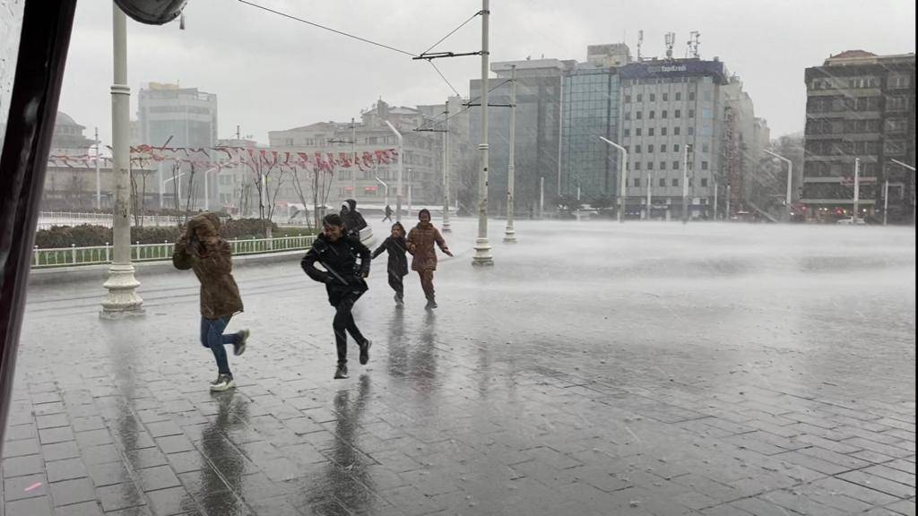İstanbul'da fırtına ve sağanak yağış etkili oluyor 8