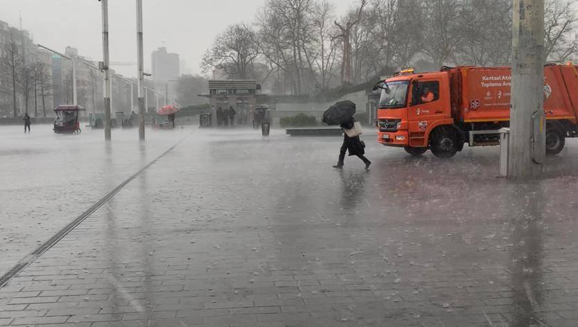 İstanbul'da fırtına ve sağanak yağış etkili oluyor 6