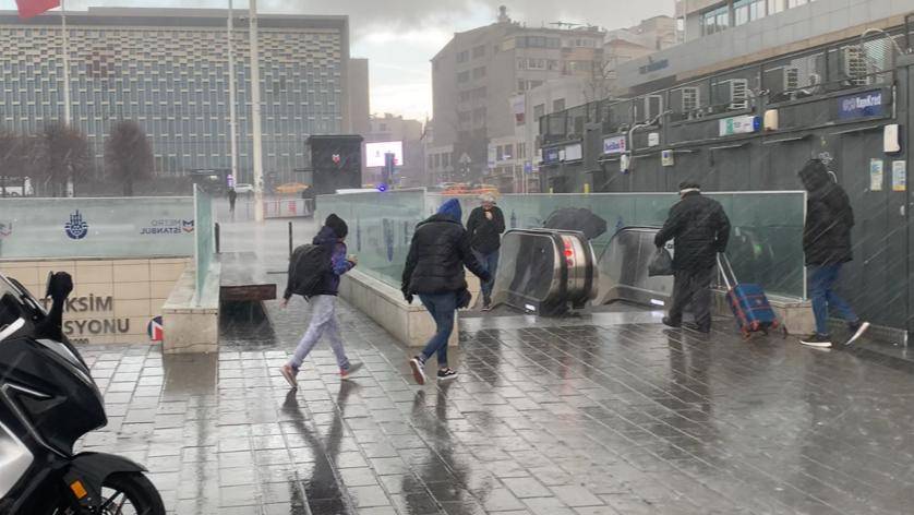 İstanbul'da fırtına ve sağanak yağış etkili oluyor 3