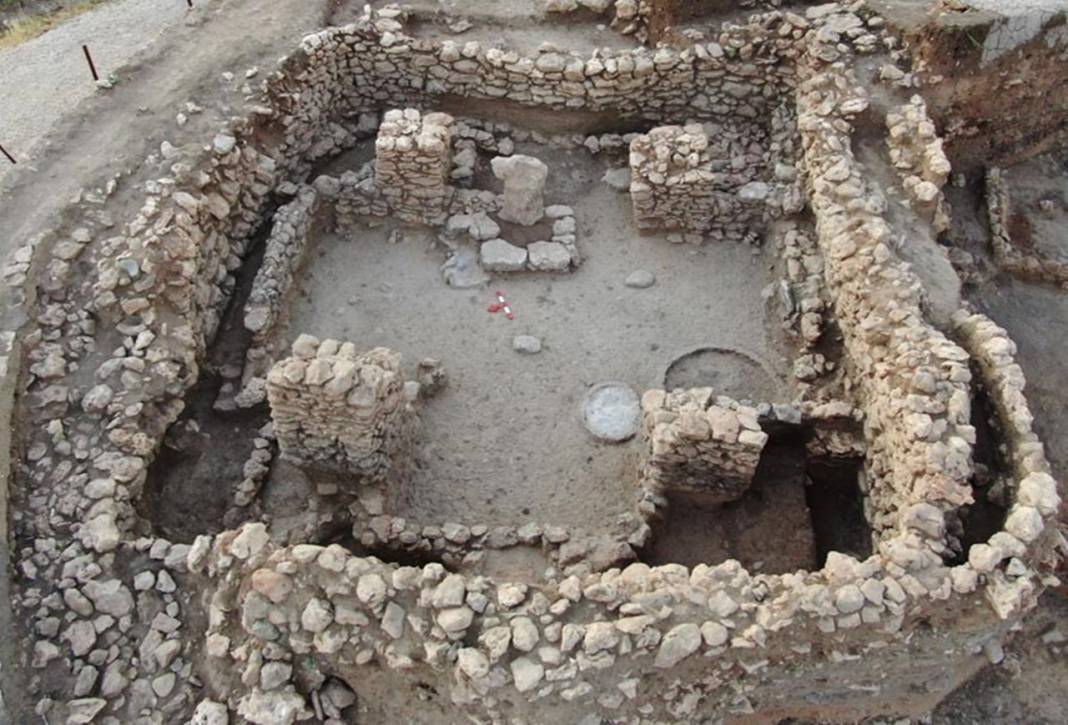 11 bin yıllık höyük kazısından 3 bin 233 eser çıktı 5