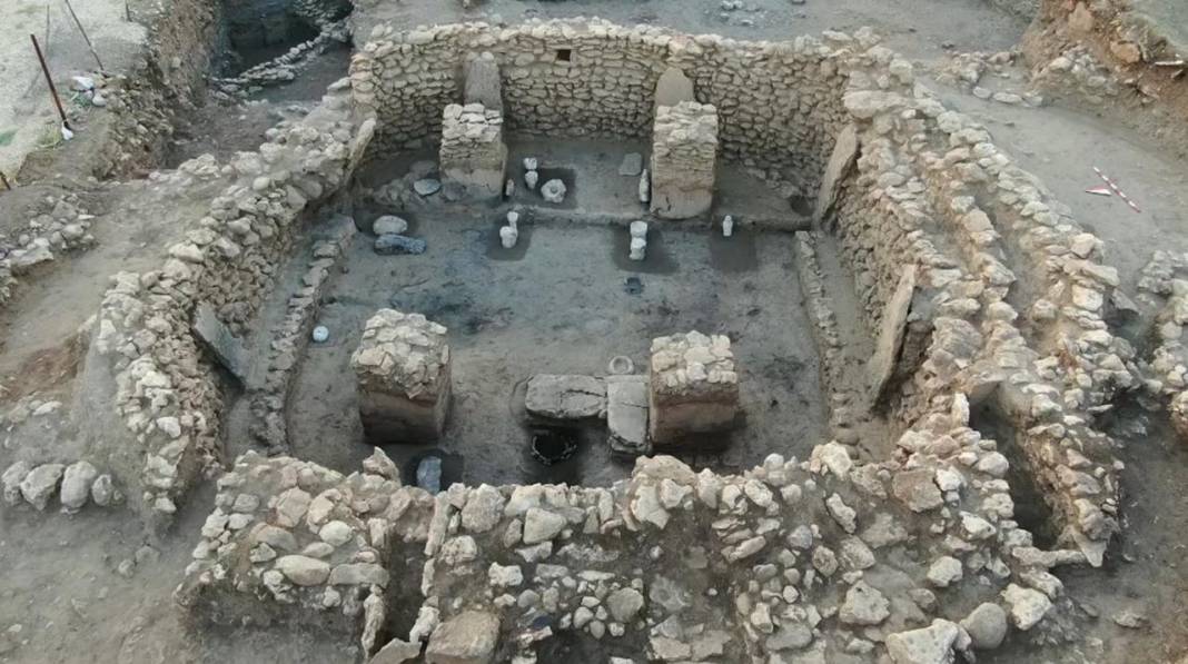 11 bin yıllık höyük kazısından 3 bin 233 eser çıktı 2