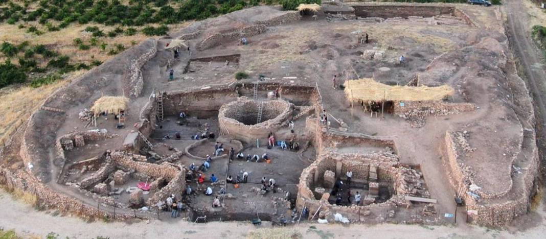 11 bin yıllık höyük kazısından 3 bin 233 eser çıktı 1