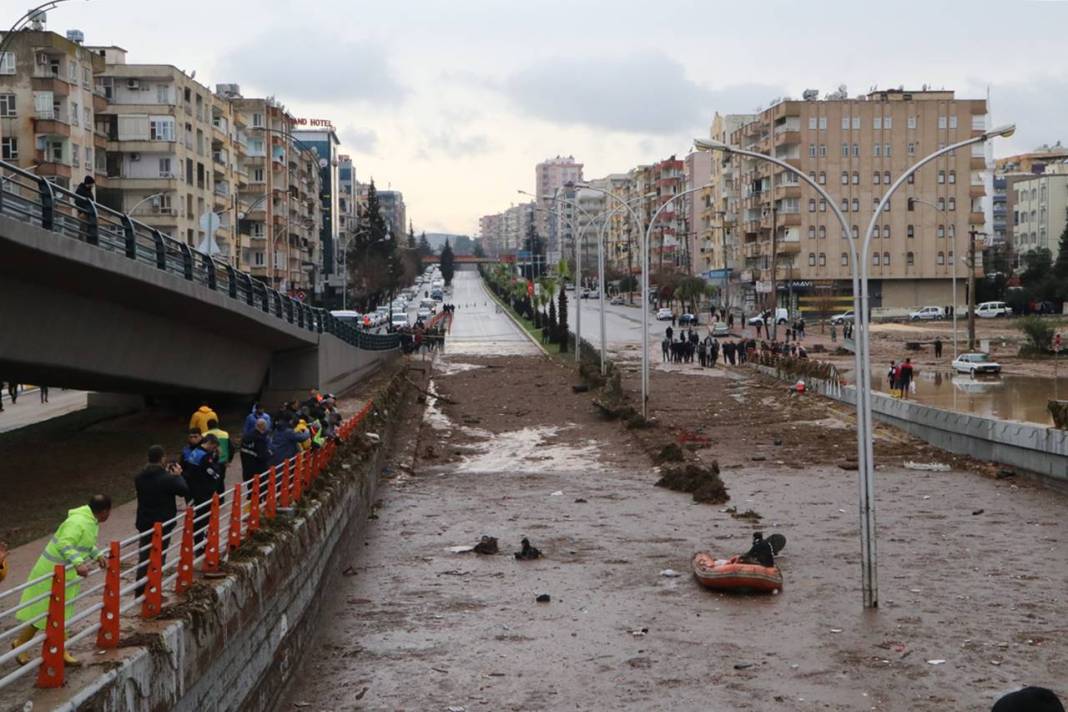 Selde 13 kişinin öldüğü Şanlıurfa'da çalışmalar sürüyor: Kare kare sokaklarda son durum 15