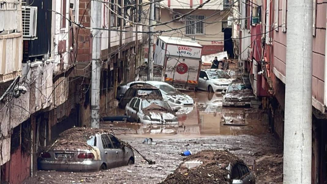 Selde 13 kişinin öldüğü Şanlıurfa'da çalışmalar sürüyor: Kare kare sokaklarda son durum 14