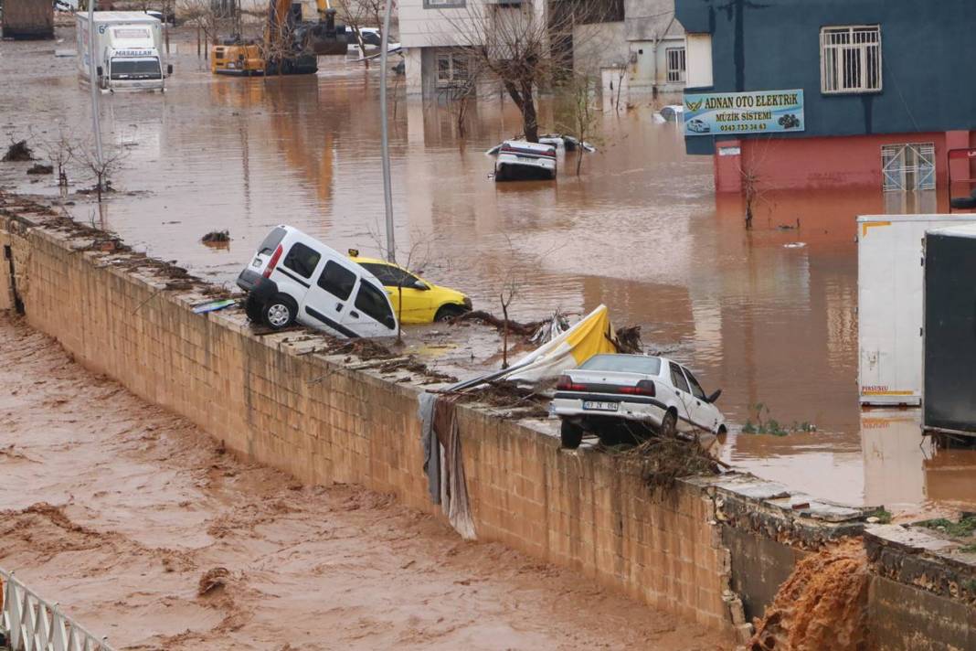 Selde 13 kişinin öldüğü Şanlıurfa'da çalışmalar sürüyor: Kare kare sokaklarda son durum 5