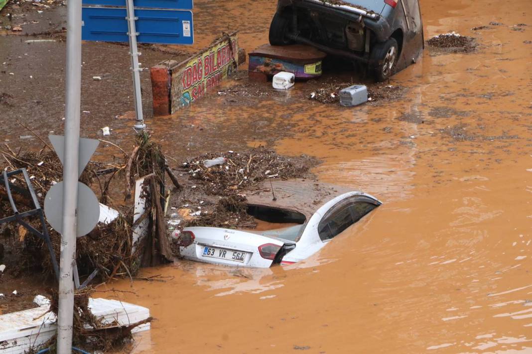 Selde 13 kişinin öldüğü Şanlıurfa'da çalışmalar sürüyor: Kare kare sokaklarda son durum 1
