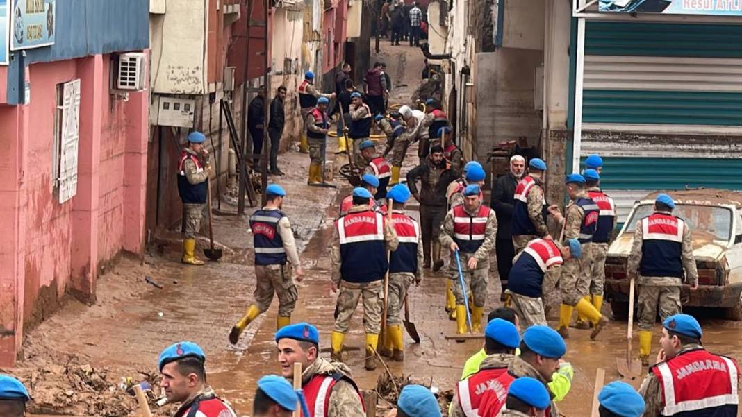 Selde 13 kişinin öldüğü Şanlıurfa'da çalışmalar sürüyor: Kare kare sokaklarda son durum 12