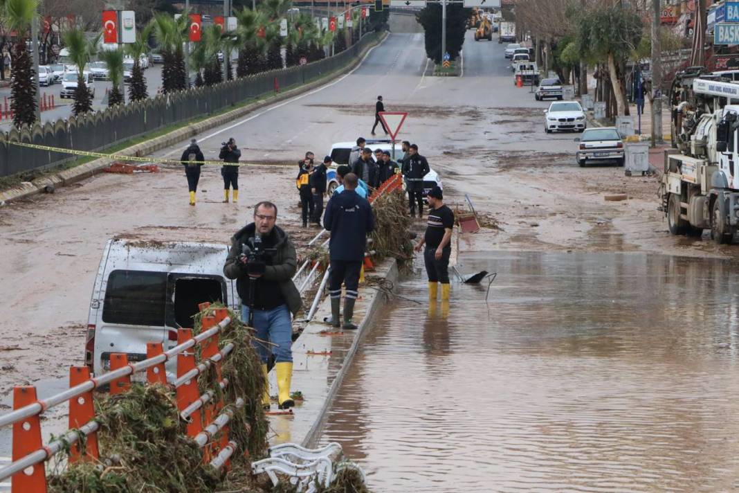 Selde 13 kişinin öldüğü Şanlıurfa'da çalışmalar sürüyor: Kare kare sokaklarda son durum 11
