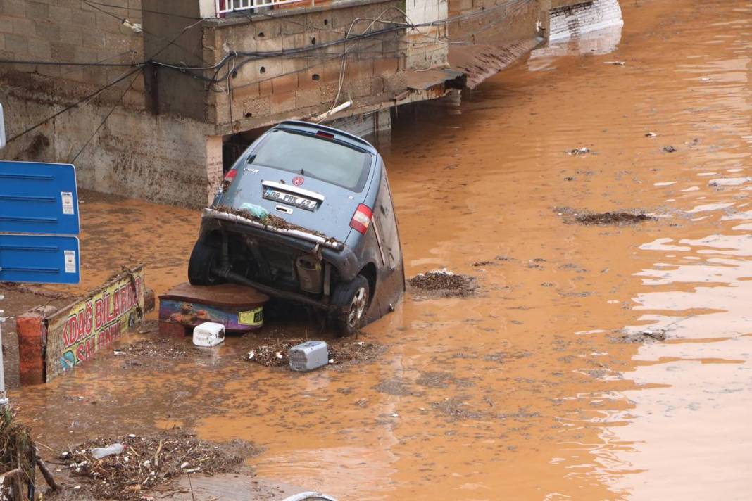 Selde 13 kişinin öldüğü Şanlıurfa'da çalışmalar sürüyor: Kare kare sokaklarda son durum 10