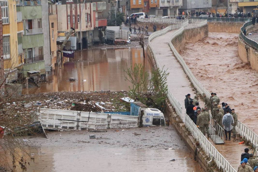 Selde 13 kişinin öldüğü Şanlıurfa'da çalışmalar sürüyor: Kare kare sokaklarda son durum 7