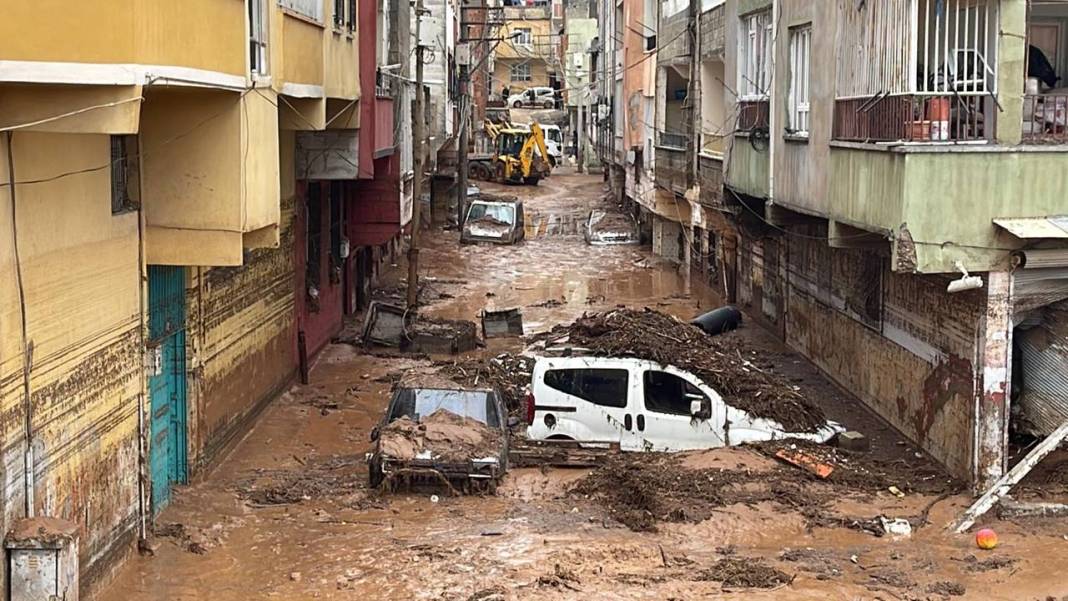 Selde 13 kişinin öldüğü Şanlıurfa'da çalışmalar sürüyor: Kare kare sokaklarda son durum 6