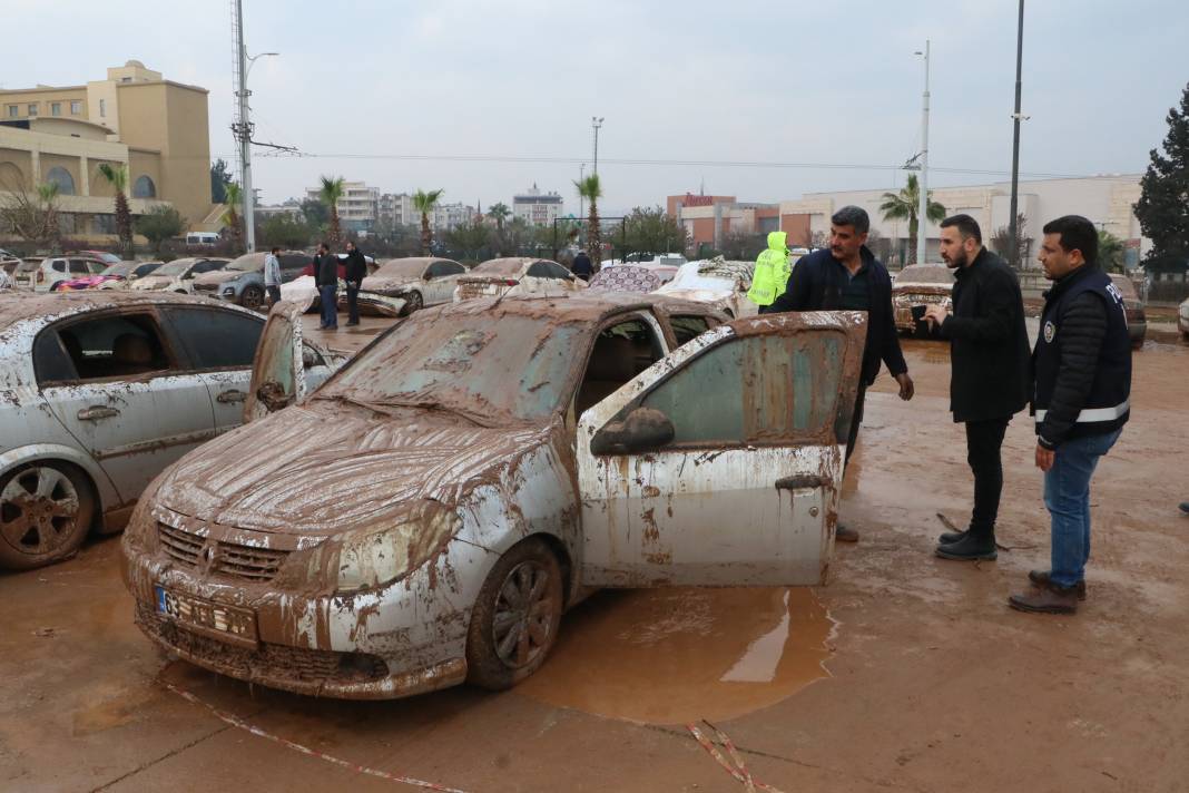 Şanlıurfa'da su basan otoparktaki 170 araç çıkarıldı, kayıp TIR şoförü aranıyor 7