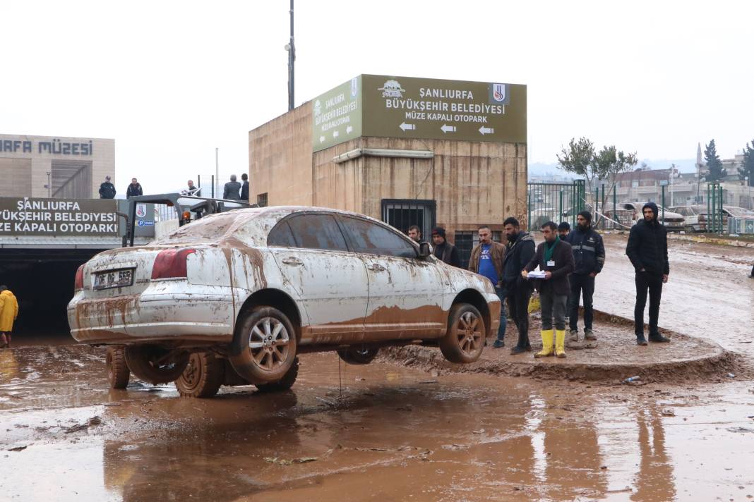 Şanlıurfa'da su basan otoparktaki 170 araç çıkarıldı, kayıp TIR şoförü aranıyor 3