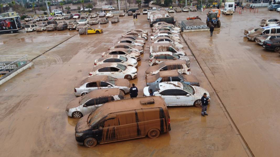 Şanlıurfa'da su basan otoparktaki 170 araç çıkarıldı, kayıp TIR şoförü aranıyor 13