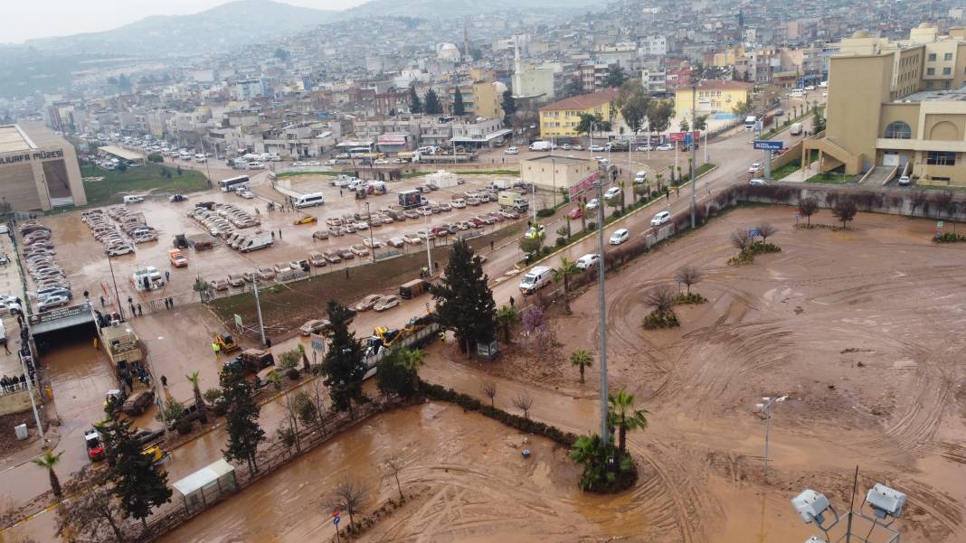 Şanlıurfa'da su basan otoparktaki 170 araç çıkarıldı, kayıp TIR şoförü aranıyor 6