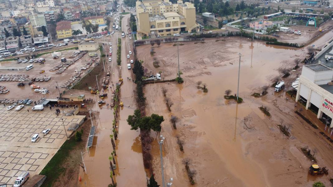 Şanlıurfa'da su basan otoparktaki 170 araç çıkarıldı, kayıp TIR şoförü aranıyor 5