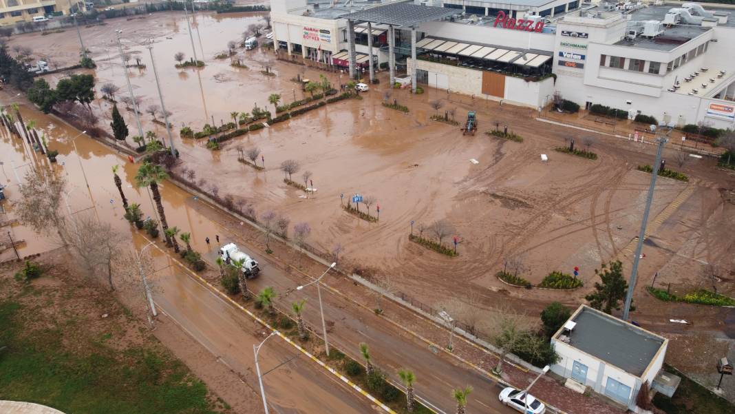 Şanlıurfa'da su basan otoparktaki 170 araç çıkarıldı, kayıp TIR şoförü aranıyor 1