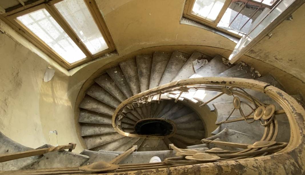 119 yıllık Vlora Han kaderine terk edildi 3