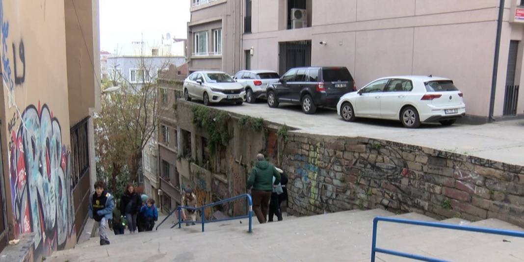 Beyoğlu'nda 'tehlikeli' otopark: Ya çocukların üzerine çökerse? 5