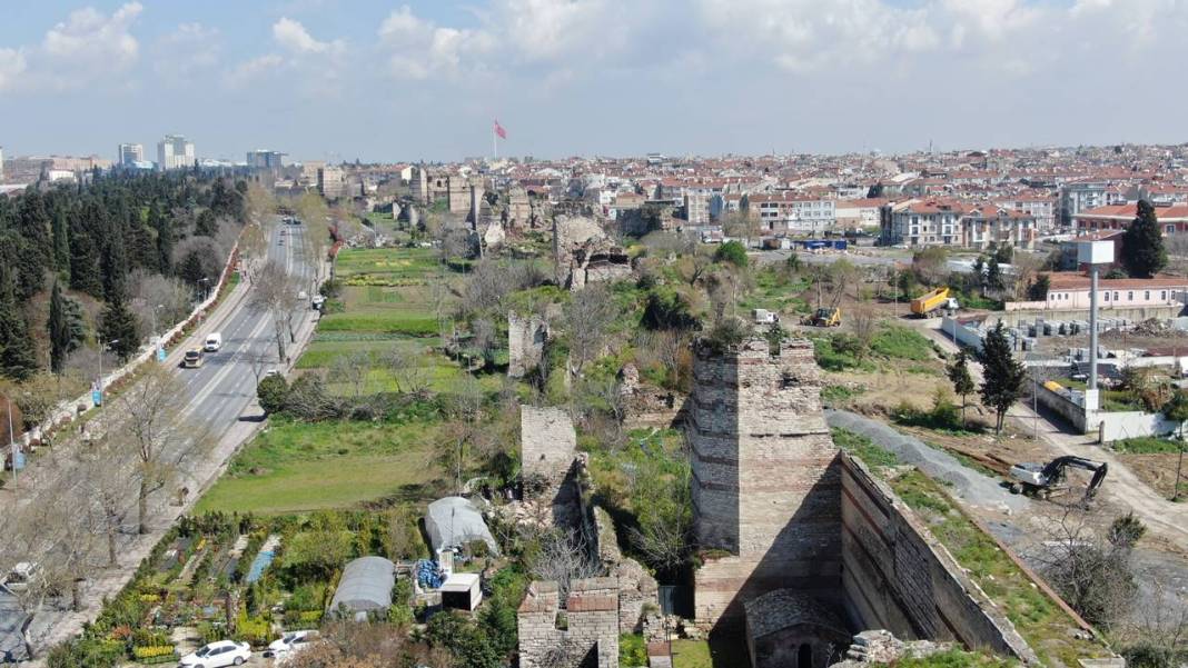 Fatih'te surların çöken bölümü havadan görüntülendi 4