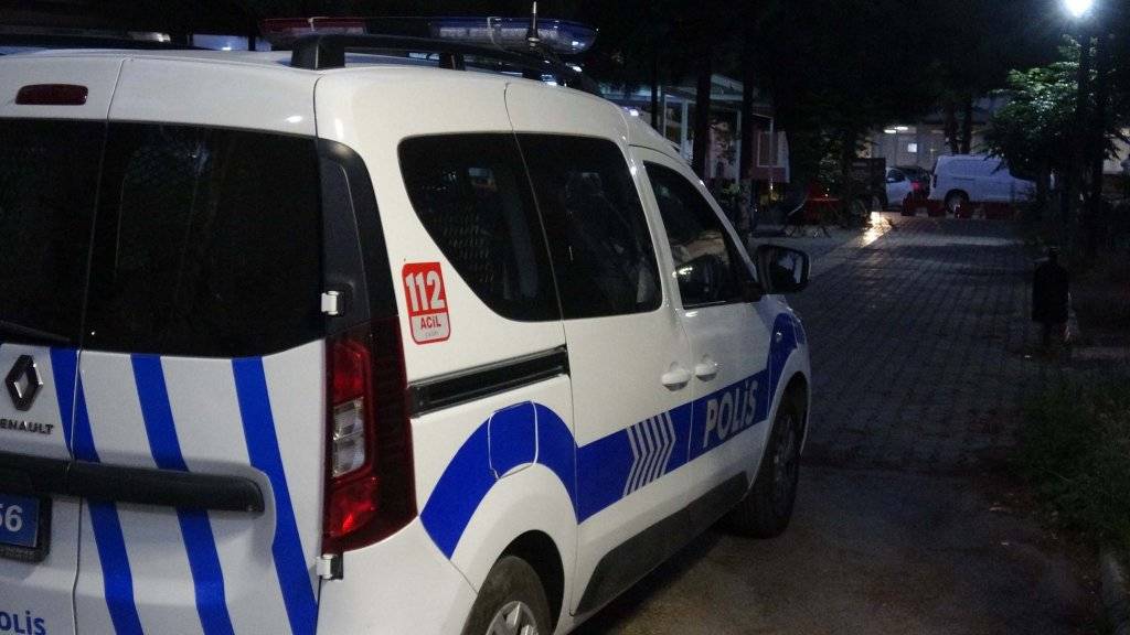 İzmir'de husumetliler arasında silahlı kavga: 1 ölü, 2 yaralı 4