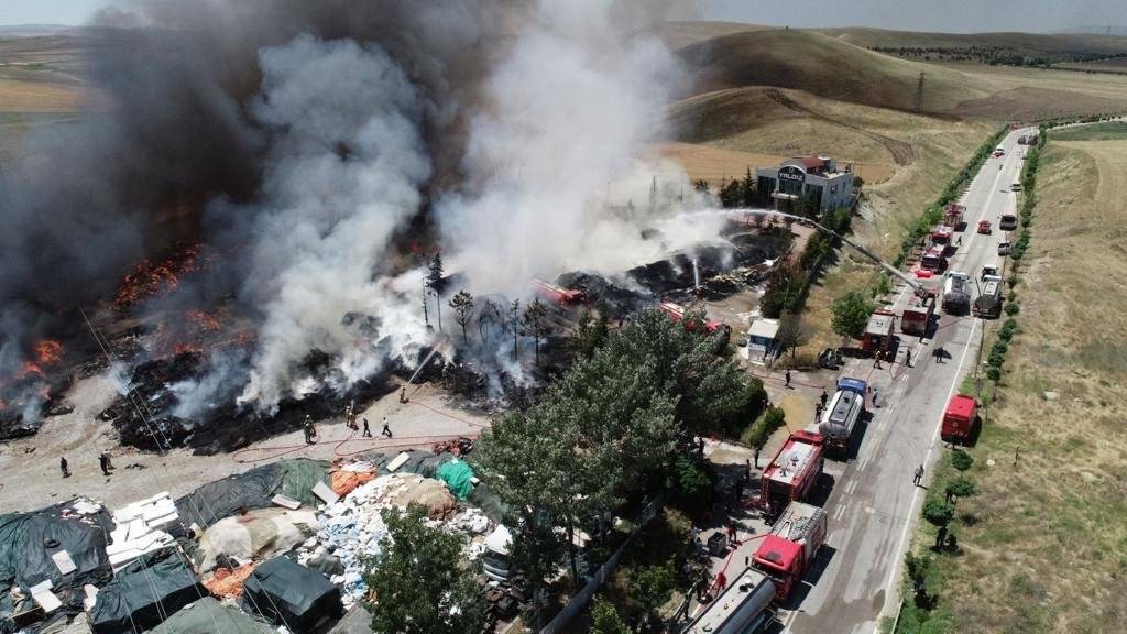 Ankara'da yatak fabrikası yandı: 25-30 milyon lira zararım var 5