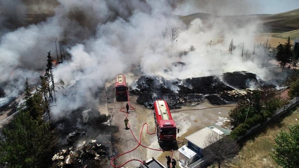 Ankara'da yatak fabrikası yandı: 25-30 milyon lira zararım var 1