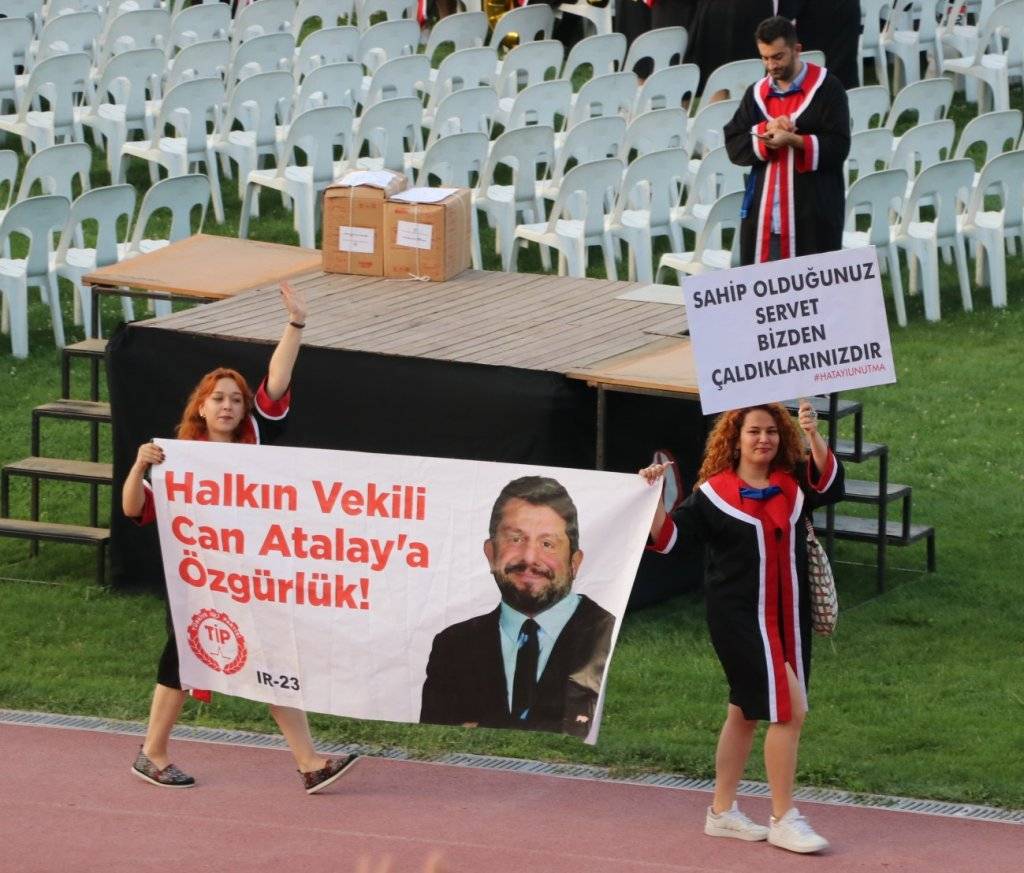 ODTÜ Mezuniyet Töreni'nde öğrenciler gündemi pankartlarına taşıdı: Can Atalay, zamlar, erkek şiddeti... 12