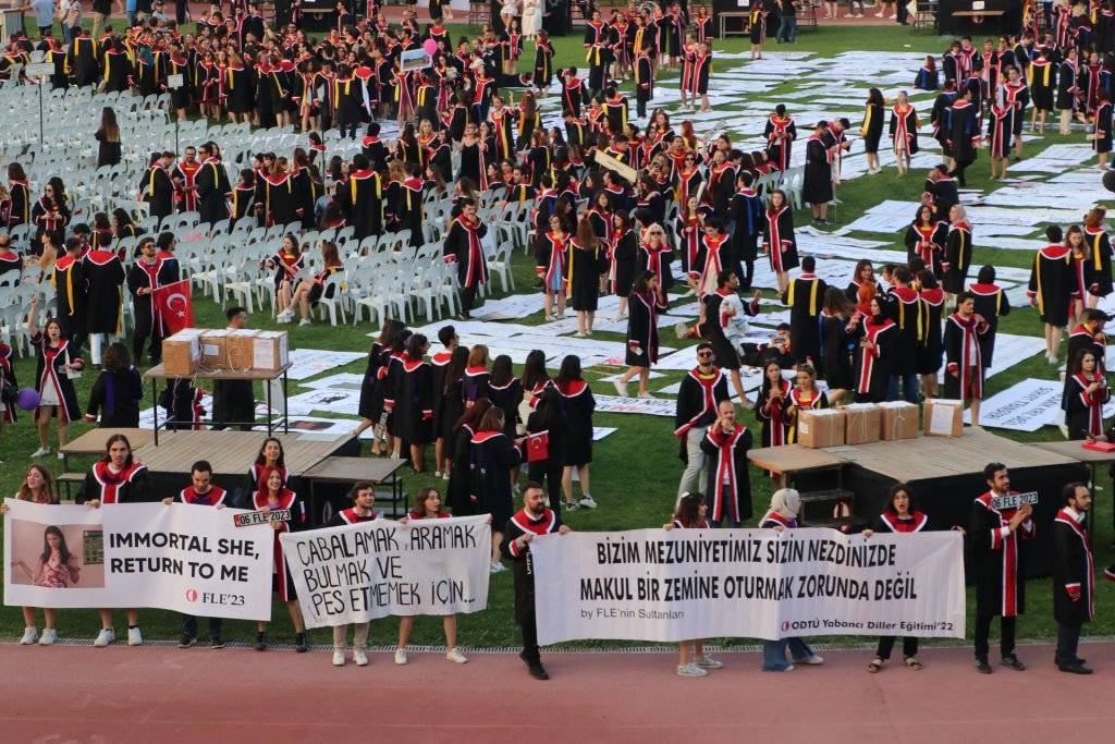 ODTÜ Mezuniyet Töreni'nde öğrenciler gündemi pankartlarına taşıdı: Can Atalay, zamlar, erkek şiddeti... 9