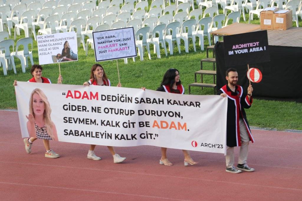 ODTÜ Mezuniyet Töreni'nde öğrenciler gündemi pankartlarına taşıdı: Can Atalay, zamlar, erkek şiddeti... 8
