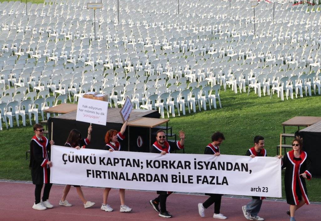 ODTÜ Mezuniyet Töreni'nde öğrenciler gündemi pankartlarına taşıdı: Can Atalay, zamlar, erkek şiddeti... 7