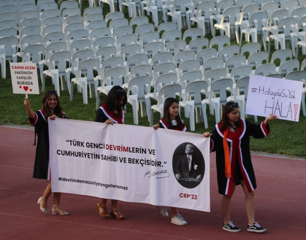 ODTÜ Mezuniyet Töreni'nde öğrenciler gündemi pankartlarına taşıdı: Can Atalay, zamlar, erkek şiddeti... 6