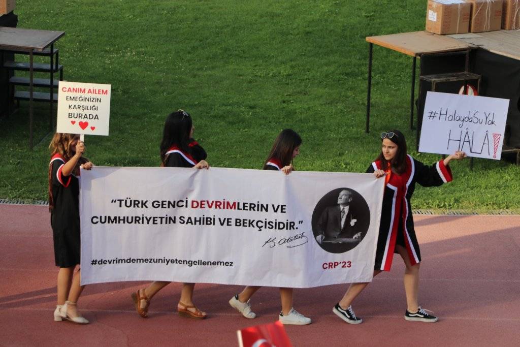 ODTÜ Mezuniyet Töreni'nde öğrenciler gündemi pankartlarına taşıdı: Can Atalay, zamlar, erkek şiddeti... 5