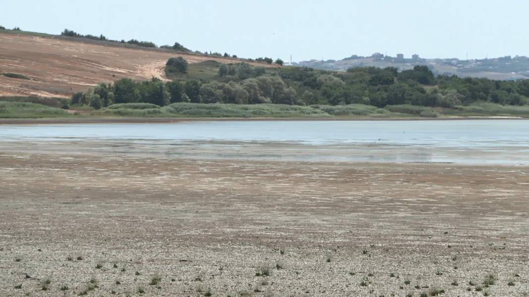 Büyükçekmece Gölü’nde kuraklık: Balık tutulan yerler kuru toprağa döndü 11