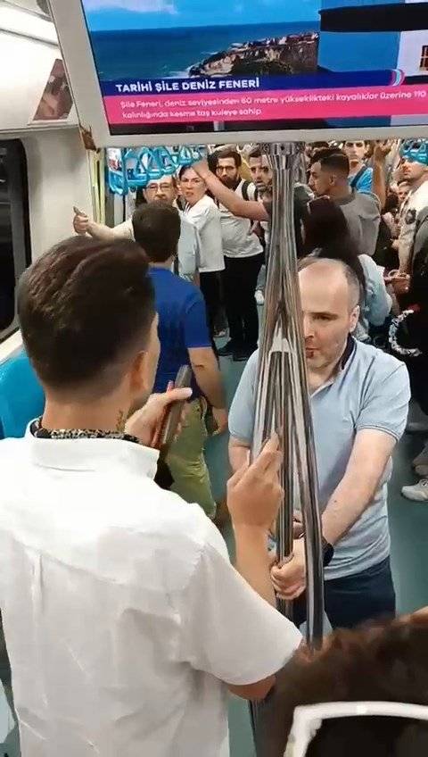 Marmaray ve metroda kadınları cep telefonuyla görüntülediği öne sürülen iki kişi  yolcular tarafından dövüldü 1