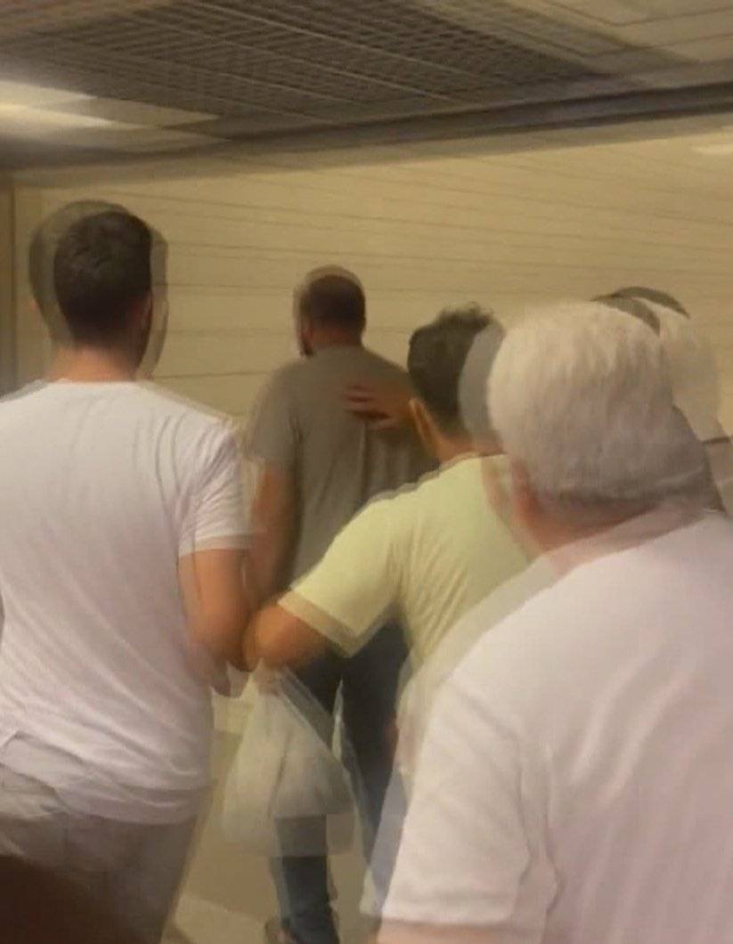 Marmaray ve metroda kadınları cep telefonuyla görüntülediği öne sürülen iki kişi  yolcular tarafından dövüldü 8