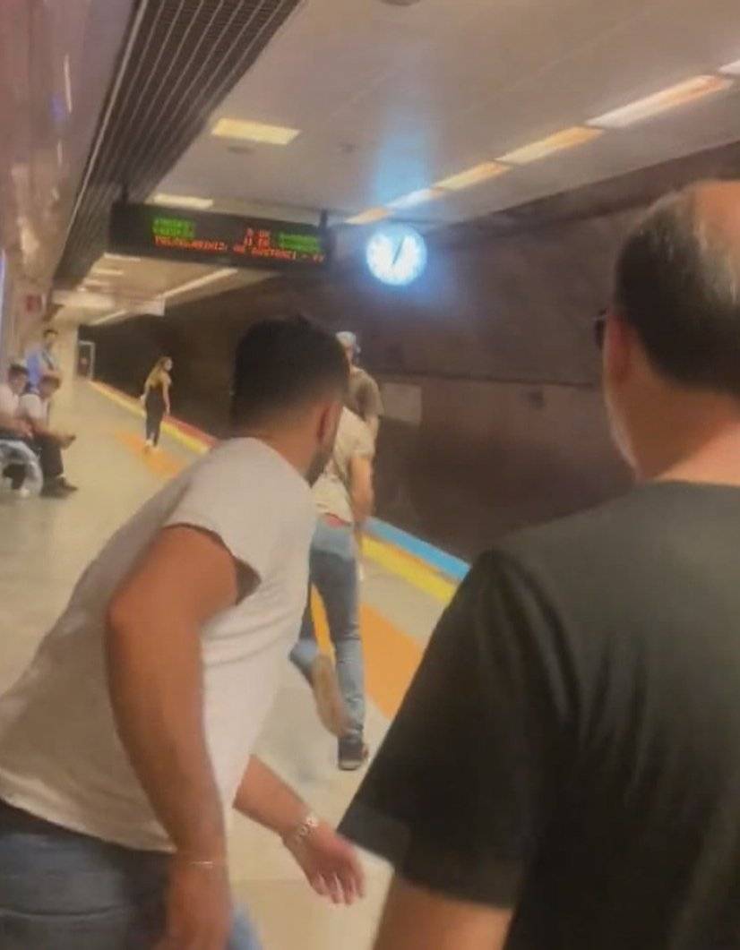 Marmaray ve metroda kadınları cep telefonuyla görüntülediği öne sürülen iki kişi  yolcular tarafından dövüldü 6
