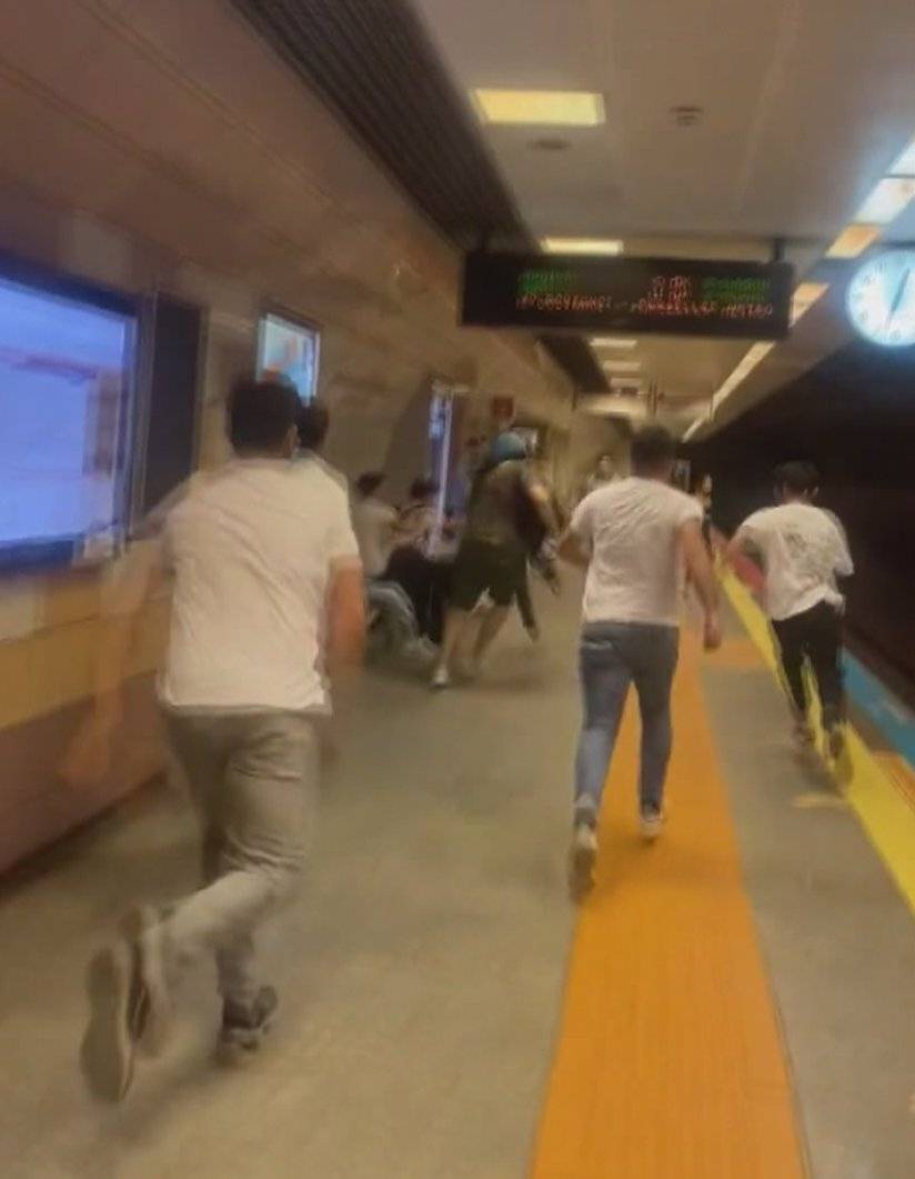 Marmaray ve metroda kadınları cep telefonuyla görüntülediği öne sürülen iki kişi  yolcular tarafından dövüldü 7