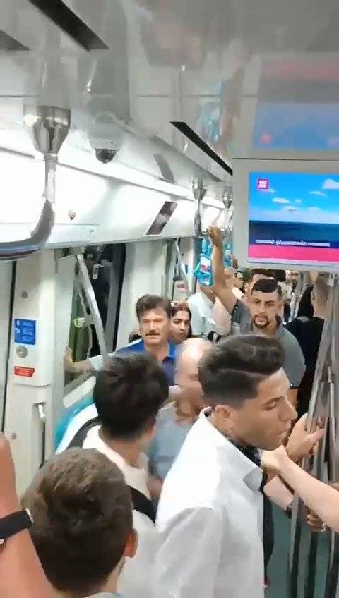 Marmaray ve metroda kadınları cep telefonuyla görüntülediği öne sürülen iki kişi  yolcular tarafından dövüldü 3