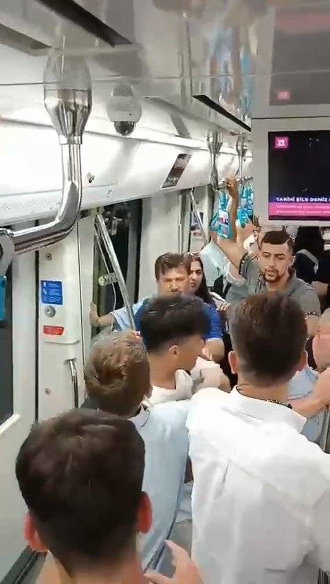 Marmaray ve metroda kadınları cep telefonuyla görüntülediği öne sürülen iki kişi  yolcular tarafından dövüldü 2